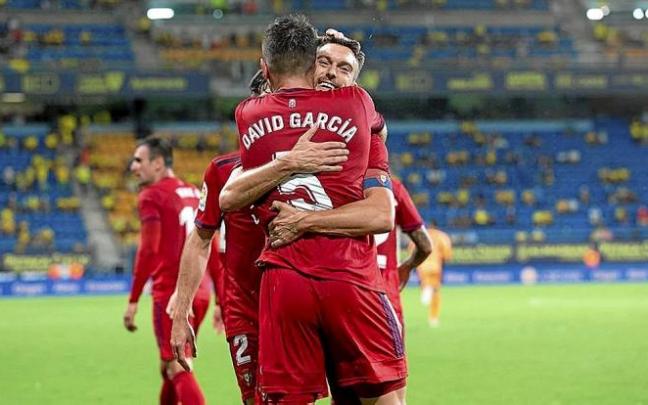 Abrazo entre David García y Roberto Torres, protagonistas del último gol de Osasuna, para celebrar el tanto de la victoria. Abrazo entre David García y Roberto Torres, protagonistas del último gol de Osasuna, para celebrar el tanto de la victoria.