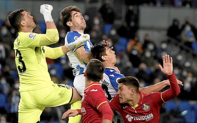 David Soria sale con el puño a un balón aéreo que intenta rematar Aritz Elustondo.