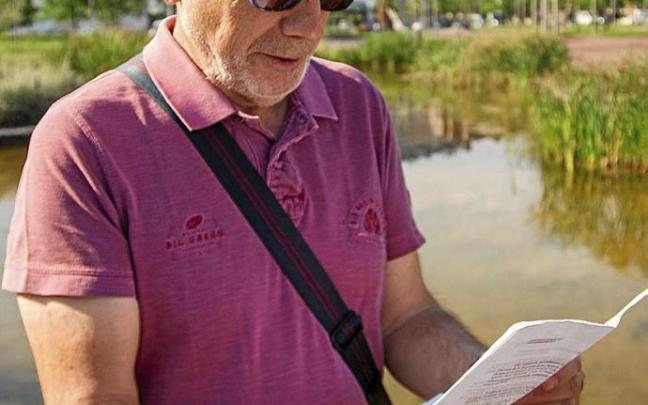 Agustín Plaza ojea en Salburua el último fallo a su favor del alto tribunal vasco. Foto: Jorge Muñoz