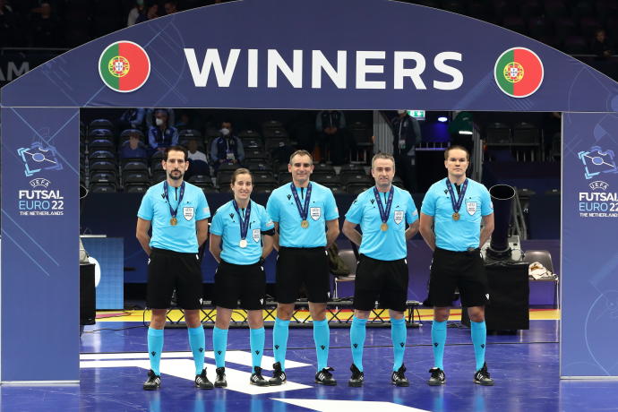 David Urdánoz (primero por la izda.), con la medalla tras la final del Europeo que ganó Portugal.