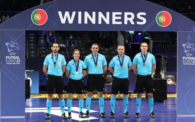 David Urdánoz (primero por la izda.), con la medalla tras la final del Europeo que ganó Portugal.
