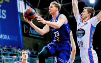 David Walker penetra a canasta.