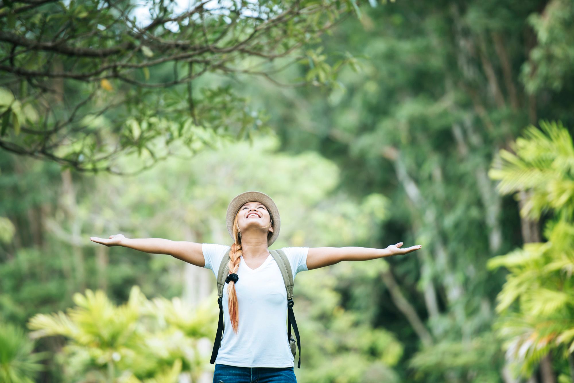 Una joven disfruta de la naturaleza.