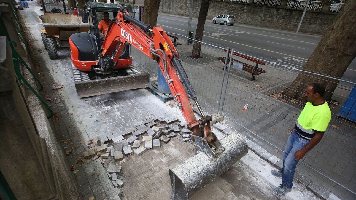 Una excavadora levanta la acera por donde transcurrirá el carril bici de Labrit.