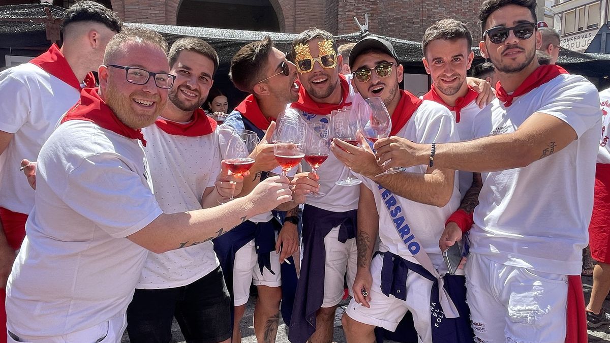 Una cuadrilla de amigos brinda con uno de los vinos de la degustaci&oacute;n organizada por El Mosc&oacute;n