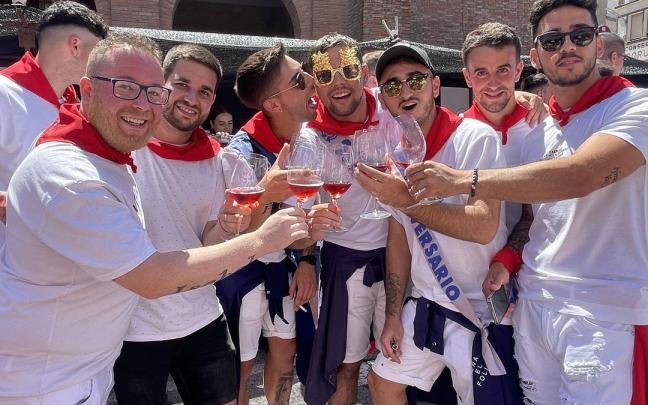 Una cuadrilla de amigos brinda con uno de los vinos de la degustaci&oacute;n organizada por El Mosc&oacute;n