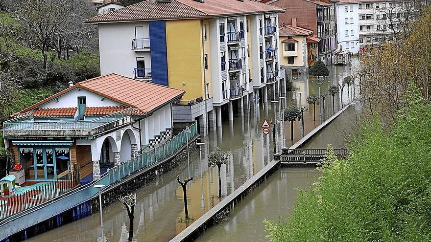 Vista del río Kilimón tras desbordarse en diciembre del pasado año a su paso por el barrio de Garagartza.