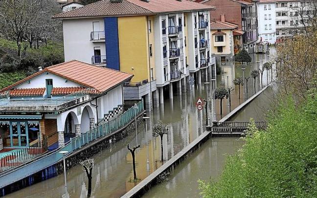 Vista del río Kilimón tras desbordarse en diciembre del pasado año a su paso por el barrio de Garagartza. Vista del río Kilimón tras desbordarse en diciembre del pasado año a su paso por el barrio de Garagartza.
