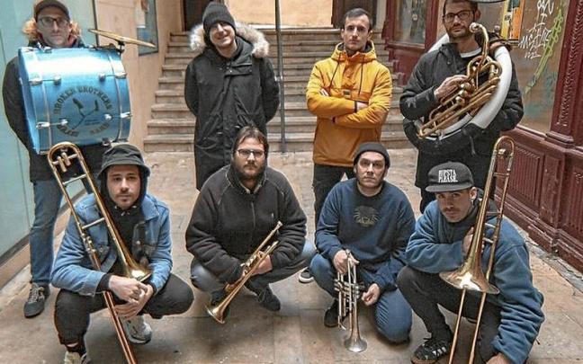 Integrantes del grupo Broken Brothers Brass Band. Integrantes del grupo Broken Brothers Brass Band.