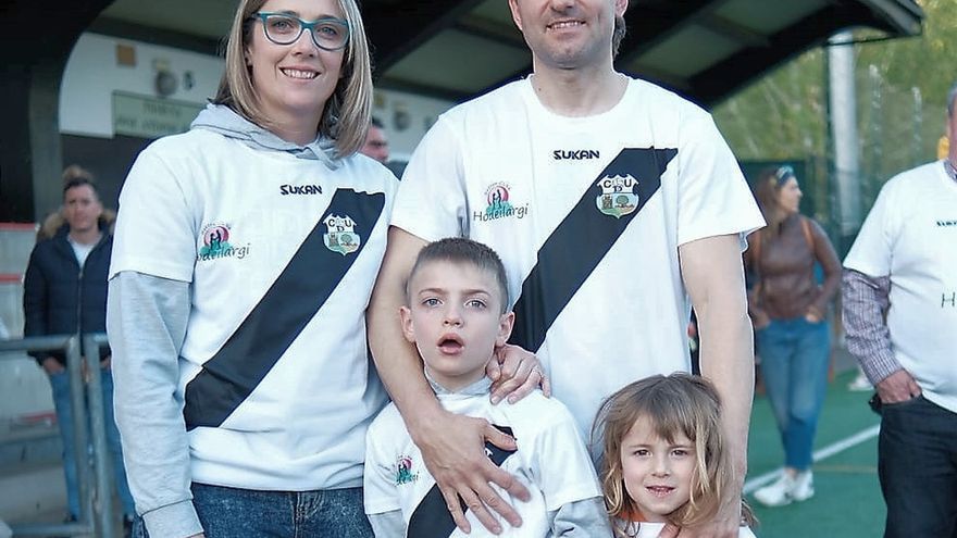 Los hermanos, con su ama y su aita, en el partido de abril.