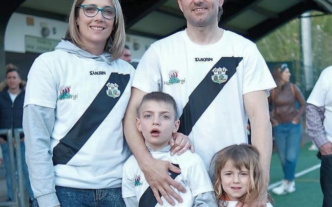 Los hermanos, con su ama y su aita, en el partido de abril.