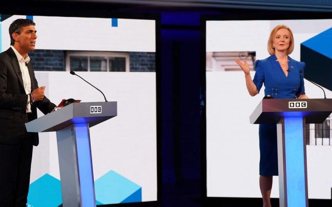 Liz Truss (derecha) y Rishi Sunak en un momento del debate celebrado en la BBC.