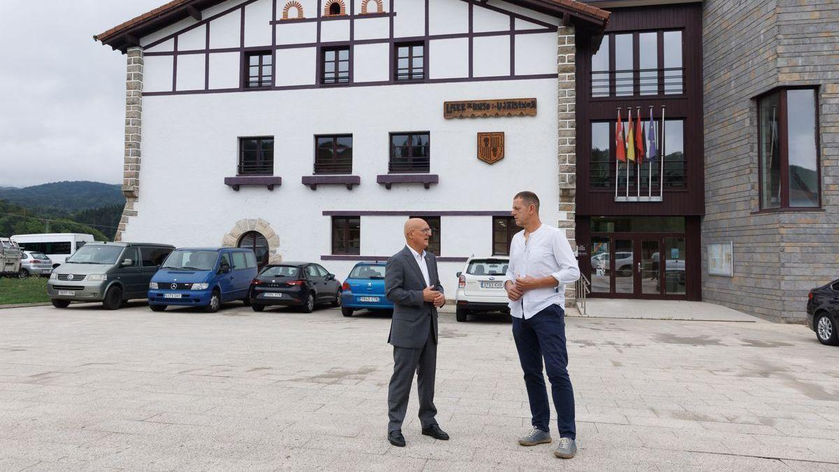 El consejero de Cohesión Territorial, Bernardo Ciriza, y el alcalde de Larraun, Mikel Huarte, durante la visita al ayuntamiento de la localidad para la firma del convenio.