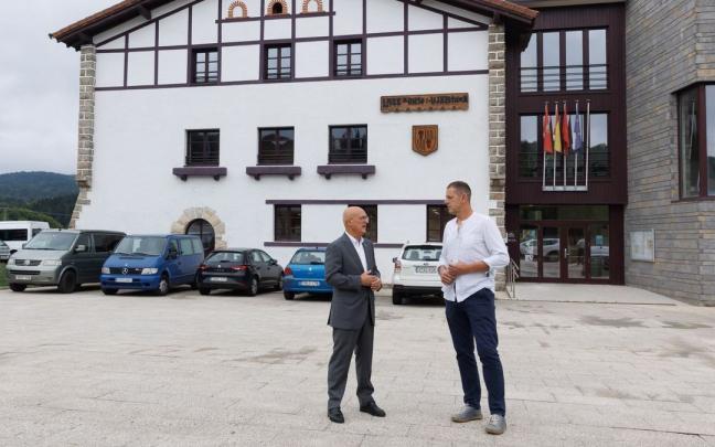 El consejero de Cohesión Territorial, Bernardo Ciriza, y el alcalde de Larraun, Mikel Huarte, durante la visita al ayuntamiento de la localidad para la firma del convenio. El consejero de Cohesión Territorial, Bernardo Ciriza, y el alcalde de Larraun, Mikel Huarte, durante la visita al ayuntamiento de la localidad para la firma del convenio.