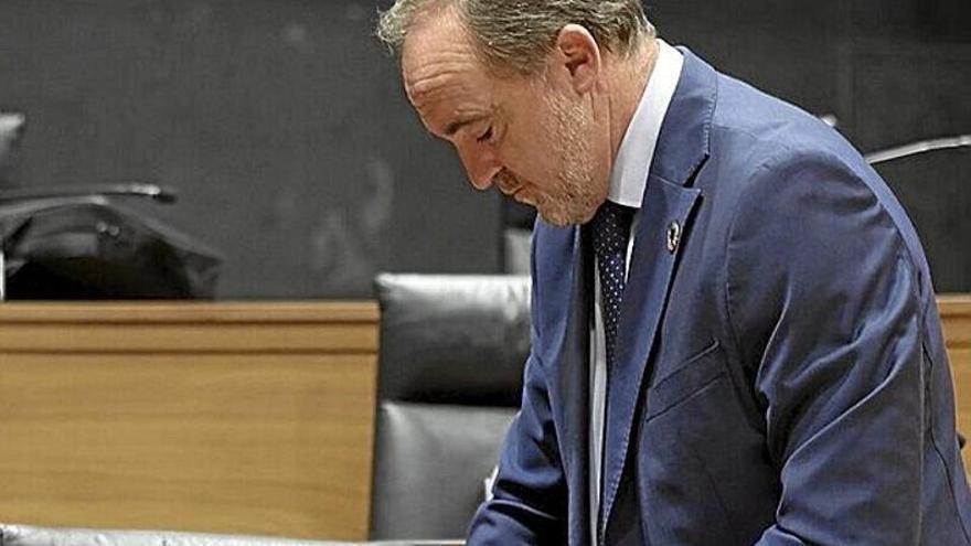 El presidente de UPN, Javier Esparza, en su escaño en el Parlamento de Navarra.