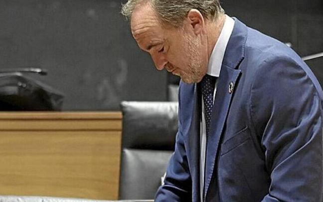 El presidente de UPN, Javier Esparza, en su escaño en el Parlamento de Navarra. El presidente de UPN, Javier Esparza, en su escaño en el Parlamento de Navarra.