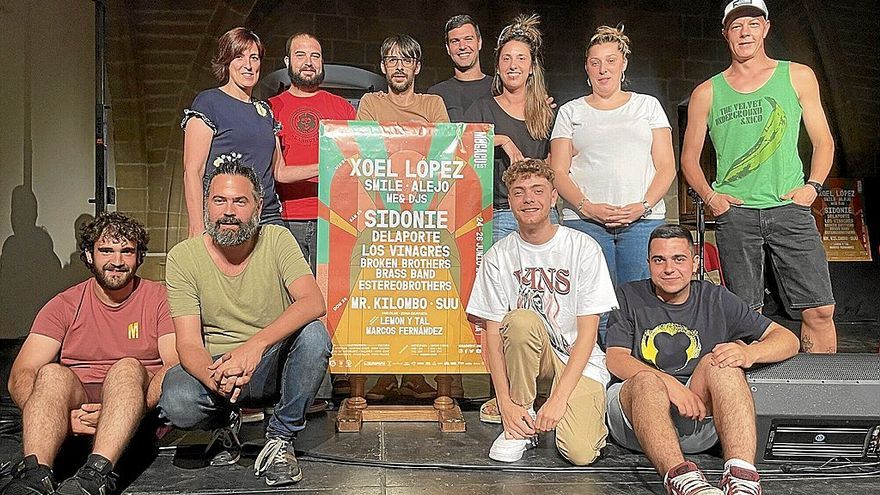 Representantes del colectivo Gazte Berrri y componentes del grupo Chic Lora, ayer en la presentaci&oacute;n de Mugacu en Viana. | FOTO: L.M.
