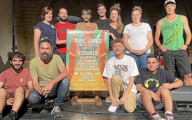 Representantes del colectivo Gazte Berrri y componentes del grupo Chic Lora, ayer en la presentaci&oacute;n de Mugacu en Viana. | FOTO: L.M.