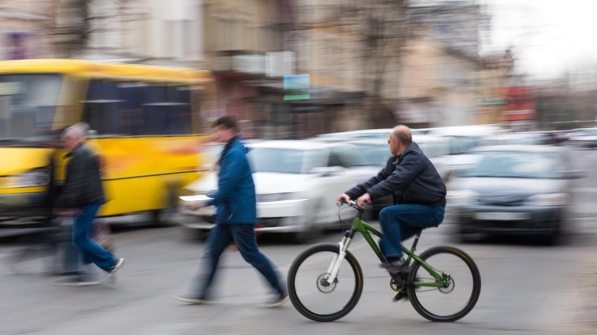 Un ciclista pasa un cruce en una ciudad.