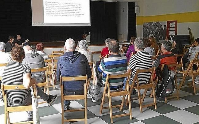 Una de las reuniones que se han llevado a cabo. | FOTO: N.G.