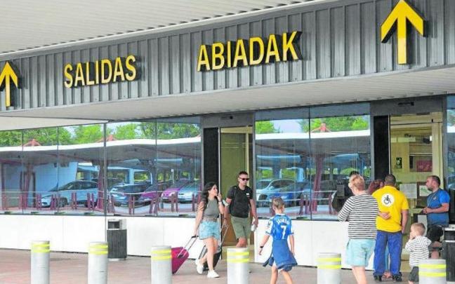 Forondako aireportuak hainbat bidaiari zituen atzo, hegazkinetara igotzeko prest.