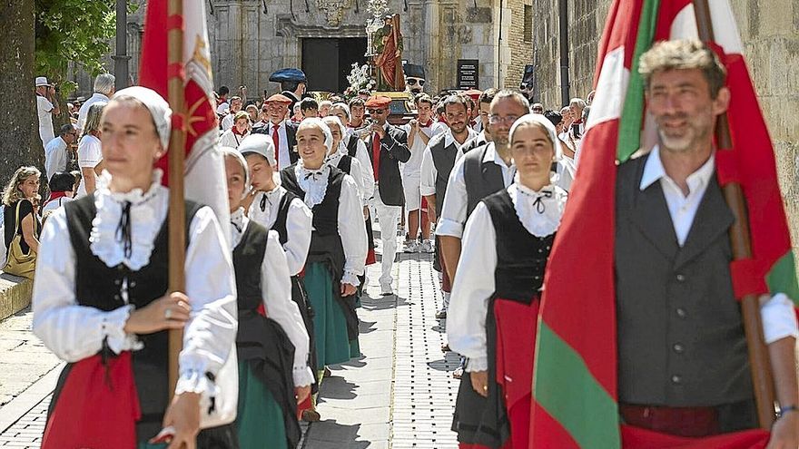 El grupo Larraizar precede a gaiteros y la imagen novedosa de San Andrés.