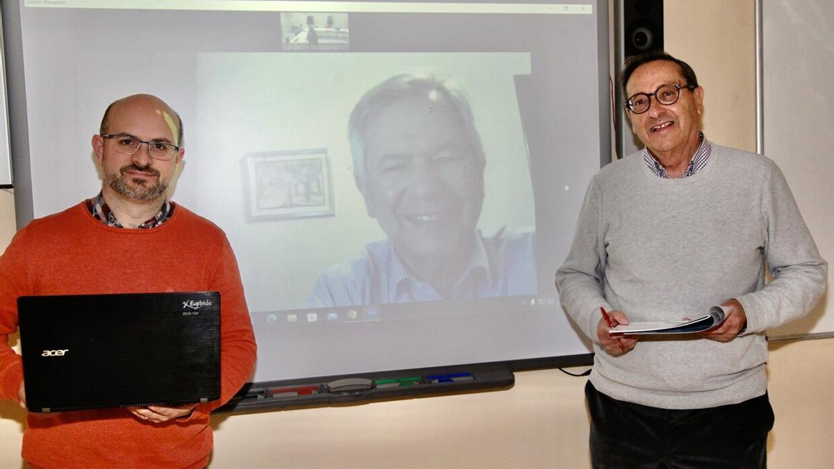 Xabier López de Santiago, director de Innovación y Relaciones Institucionales de Egibide. Y Santos Gil, gestor del proyecto MIPE. En pantalla, Juan Manuel Sinde, presidente de la Fundación Arizmendiarrieta