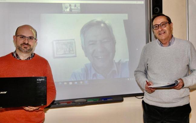 Xabier López de Santiago, director de Innovación y Relaciones Institucionales de Egibide. Y Santos Gil, gestor del proyecto MIPE. En pantalla, Juan Manuel Sinde, presidente de la Fundación Arizmendiarrieta