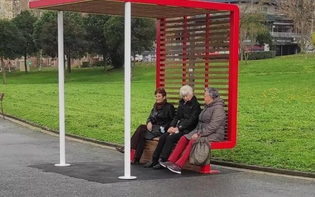 Tres mujeres en uno de los nuevos bancos
