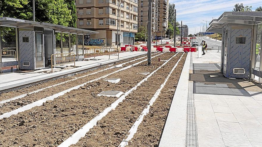 Nueva parada de Santa Lucía y vías de la ampliación del metro ligero al gran barrio del este de Gasteiz, que ascienden por la calle Los Astrónomos tras cruzar Jacinto Benavente. | FOTO: ALEX LARRETXI