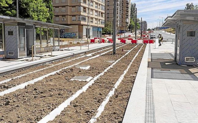 Nueva parada de Santa Lucía y vías de la ampliación del metro ligero al gran barrio del este de Gasteiz, que ascienden por la calle Los Astrónomos tras cruzar Jacinto Benavente. | FOTO: ALEX LARRETXI Nueva parada de Santa Lucía y vías de la ampliación del metro ligero al gran barrio del este de Gasteiz, que ascienden por la calle Los Astrónomos tras cruzar Jacinto Benavente. | FOTO: ALEX LARRETXI