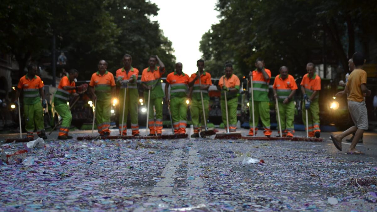 Operarios del servicio de limpieza del Ayuntamiento de Bilbao barriendo tras el desfile de la ballena.