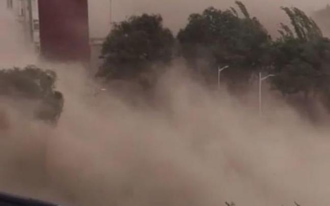 Un momento de la tormenta de arena. Un momento de la tormenta de arena.