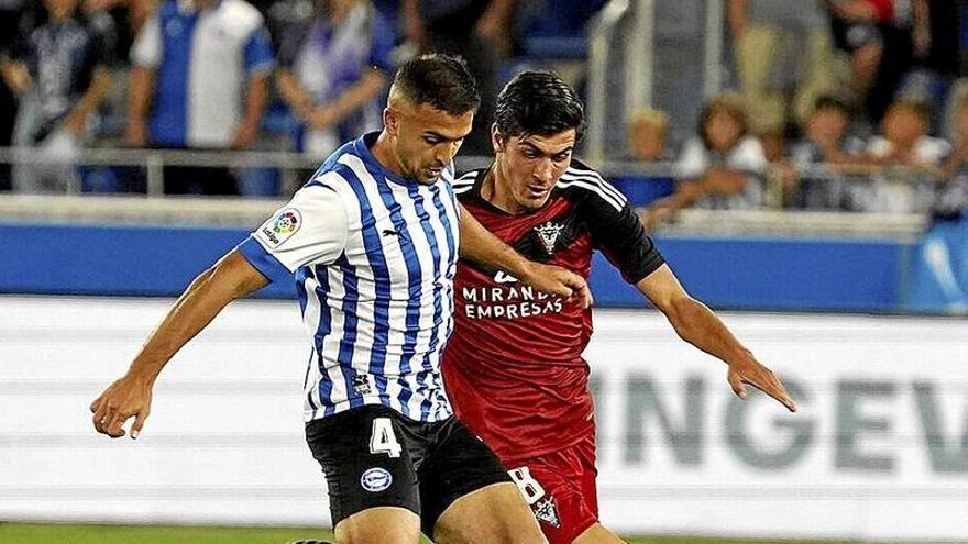 Aleksandar Sedlar defiende un balón durante el Alavés-Mirandés de esta temporada.