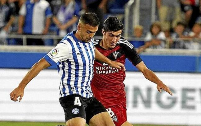 Aleksandar Sedlar defiende un balón durante el Alavés-Mirandés de esta temporada.