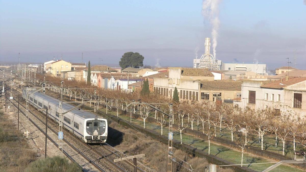 Un tren llega a la estación de Castejón