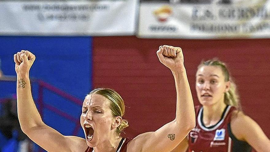 Sandra Ygueravide celebra una canasta en el partido de ayer. | FOTO: JOSÉ MARI MARTÍNEZ