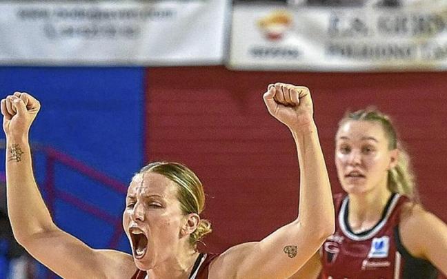 Sandra Ygueravide celebra una canasta en el partido de ayer. | FOTO: JOSÉ MARI MARTÍNEZ