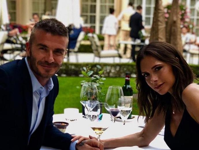 David y Victoria Beckham comparten mesa en el convite del 19º aniversario de su boda.