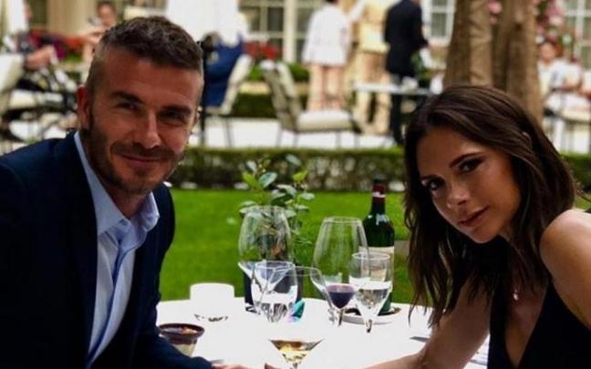 David y Victoria Beckham comparten mesa en el convite del 19º aniversario de su boda. David y Victoria Beckham comparten mesa en el convite del 19º aniversario de su boda.