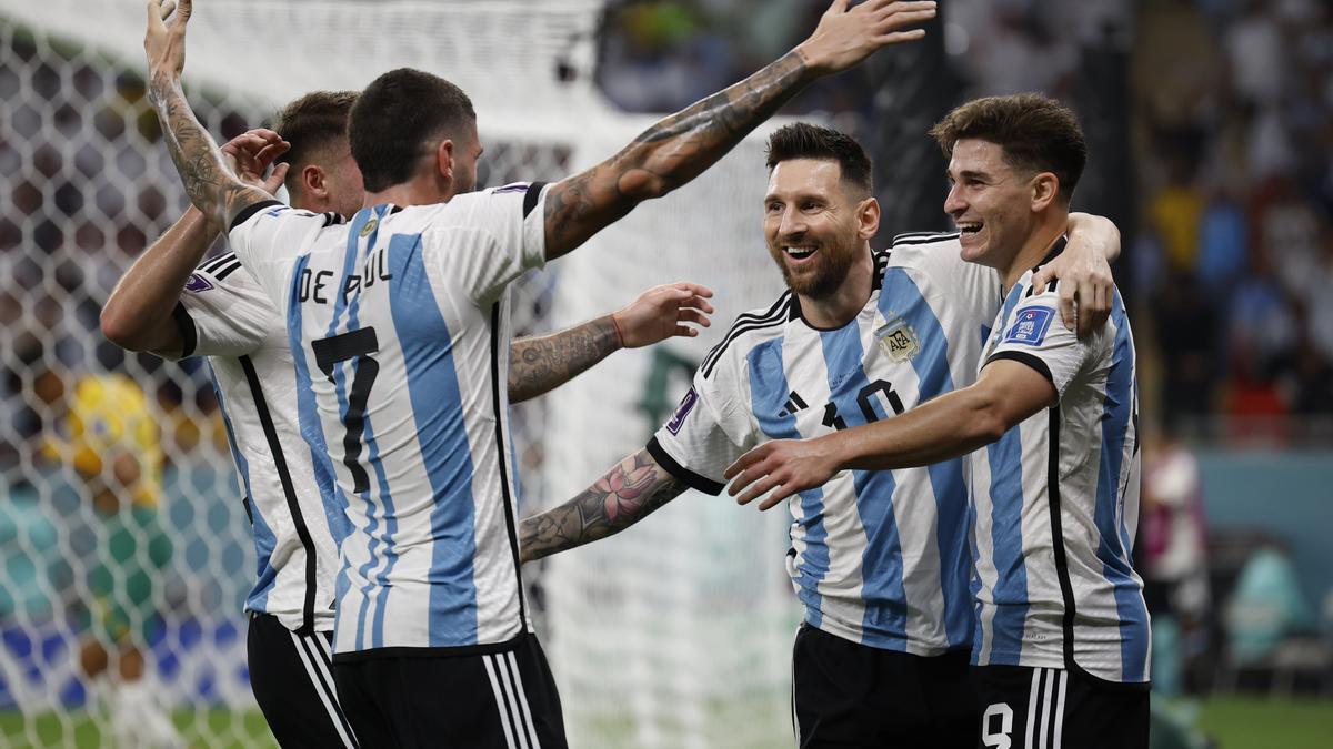 Messi celebra con sus compañeros el segundo gol de Argentina.