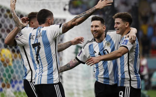 Messi celebra con sus compañeros el segundo gol de Argentina. Messi celebra con sus compañeros el segundo gol de Argentina.