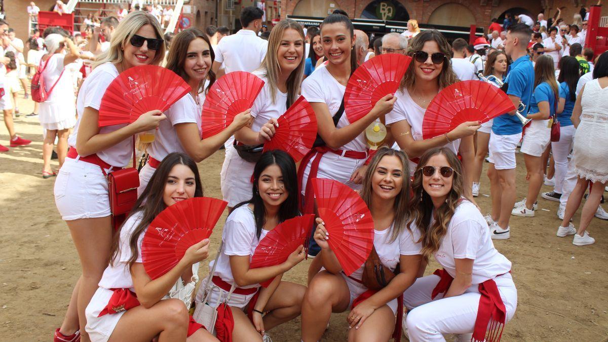 Un grupo de chicas emula a María Isabel con sus abanicos.