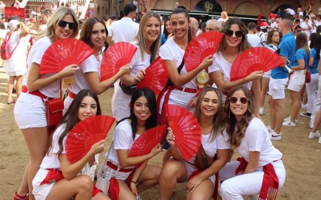 Un grupo de chicas emula a María Isabel con sus abanicos.