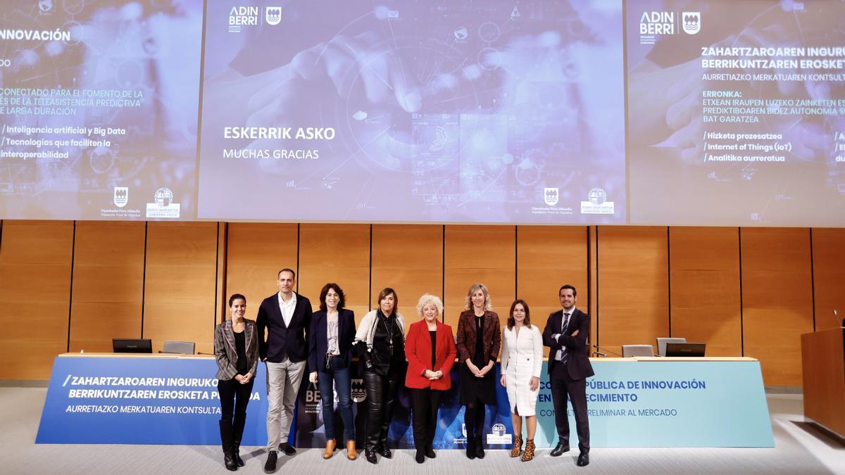 La diputada foral de Políticas Sociales, Maite Peña, junto a Rakel San Sebastián, directora de Adinberri, en la presentación del proceso de compra pública tuvo lugar en noviembre. Foto: N.G.