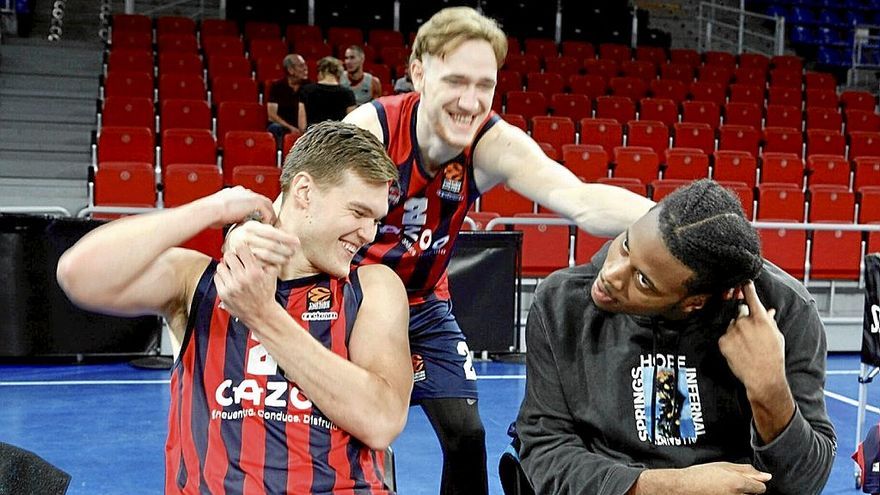 Raieste bromea con Kotsar y Enoch. | FOTO: PILAR BARCO