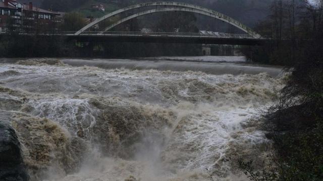 El Kadagua en Alonsotegi.