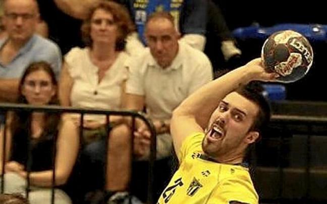 Azkue intenta lanzar. | FOTO: J. COLMENERO