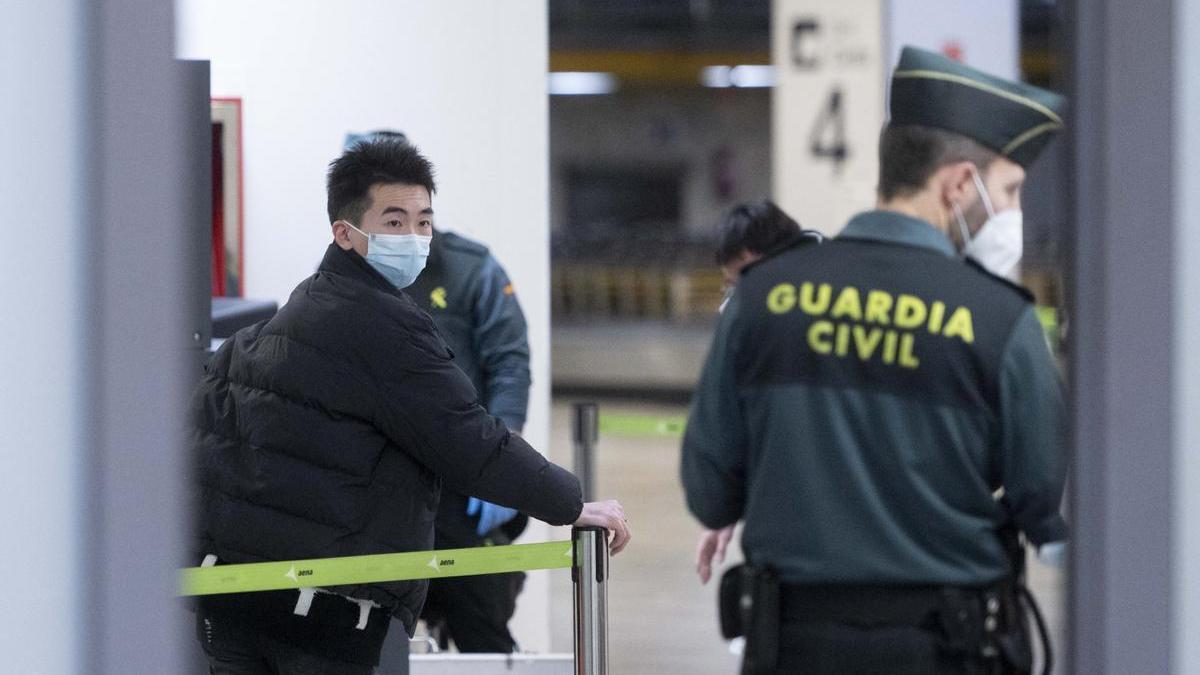 Un pasajero del segundo vuelo procedente de China que ha llegado a Barajas.