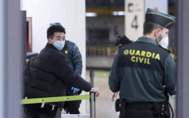 Un pasajero del segundo vuelo procedente de China que ha llegado a Barajas.